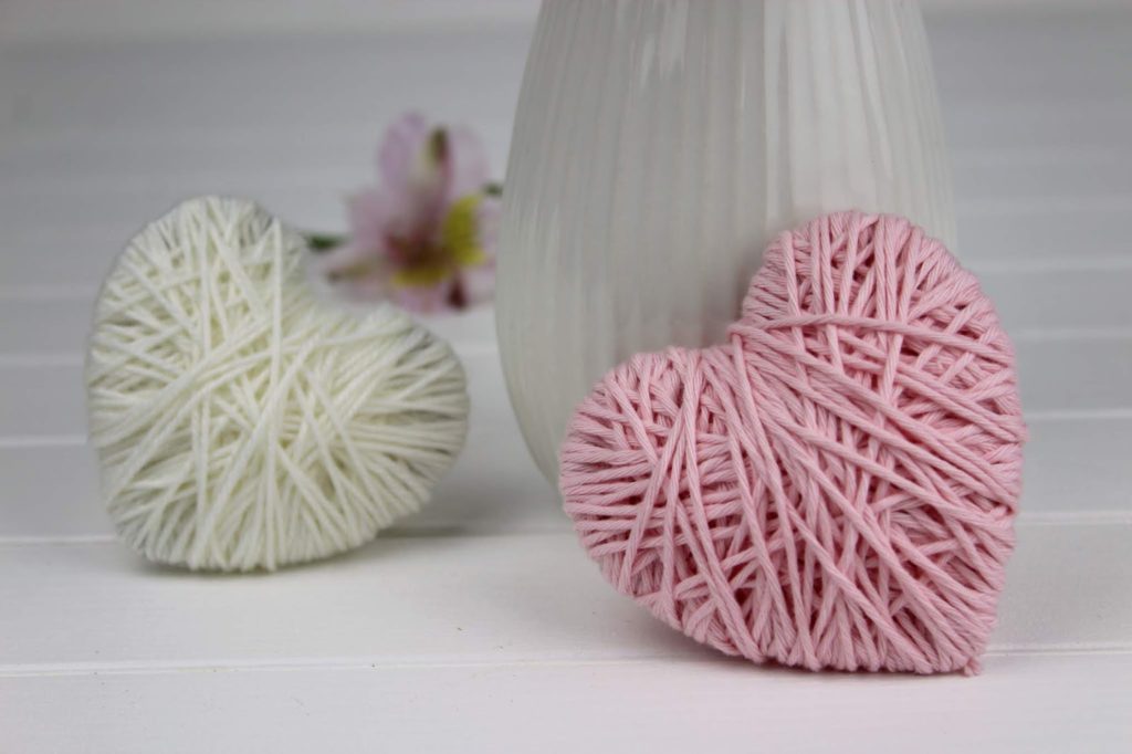 DIY: super einfache Wollherzen selber machen - perfekte Deko oder Geschenkidee zum Valentinstag