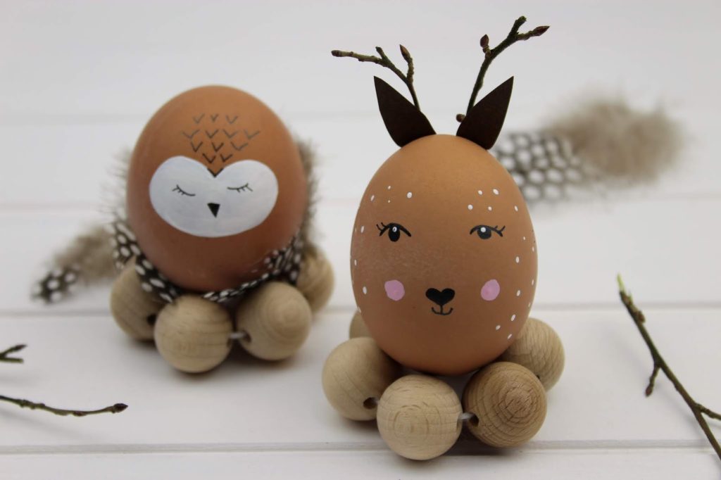 DIY: Tierische Ostereier mit Eierbechern aus Holzperlen ganz einfach selber machen - mit dem COSY Magazin