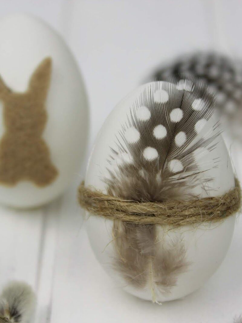 Ostereier mit Feder und Filzhase
