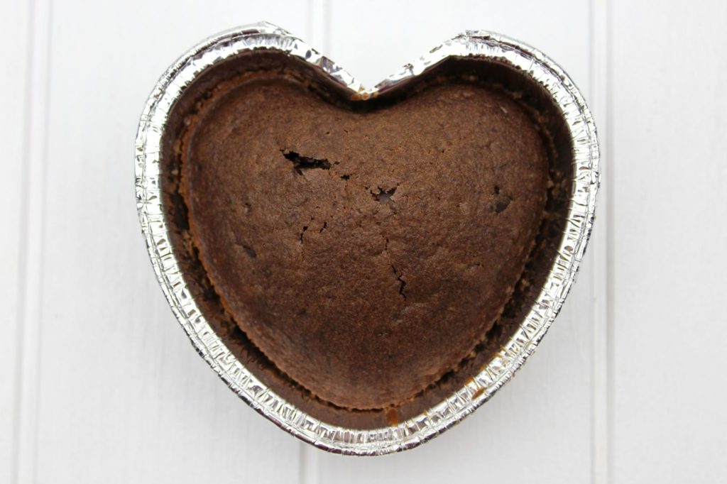Rezept: Schokomuffin mit einem Topping aus Himbeeren und weißer Schokolade - perfekt für den Muttertag oder Valentinstag
