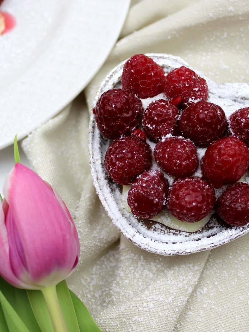 Schokomuffins mit Himbeeren und Vanille