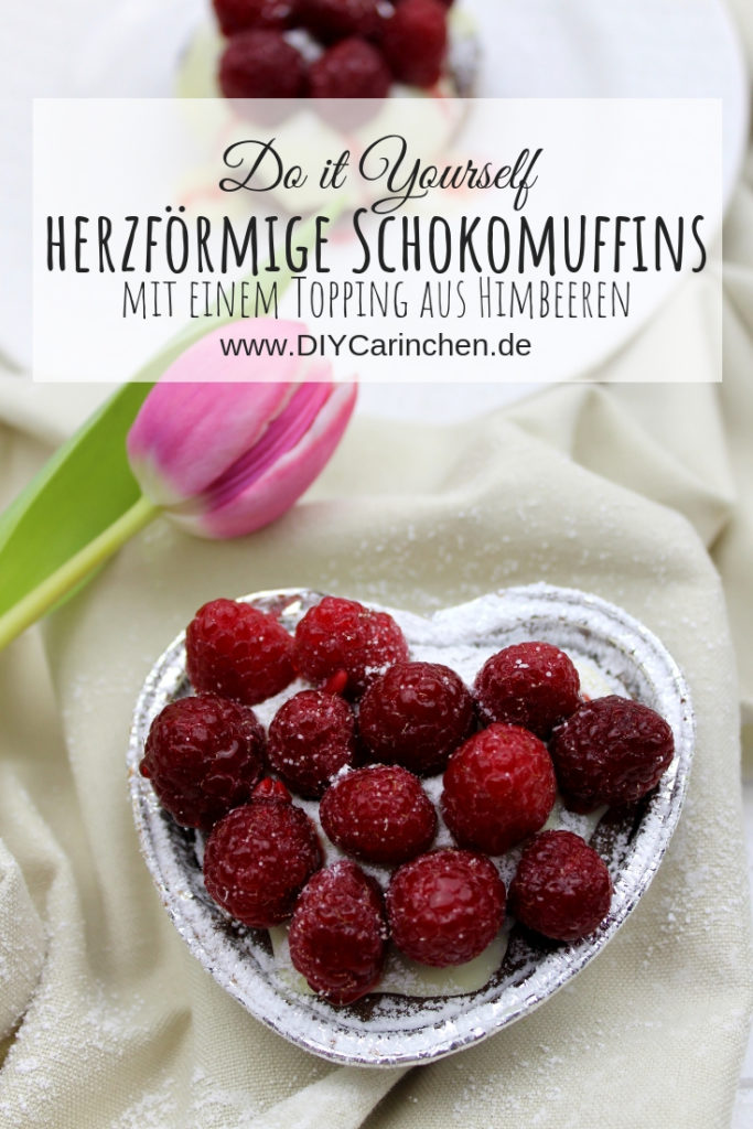 Rezept: Schokomuffin mit einem Topping aus Himbeeren und weißer Schokolade - perfekt für den Muttertag oder Valentinstag