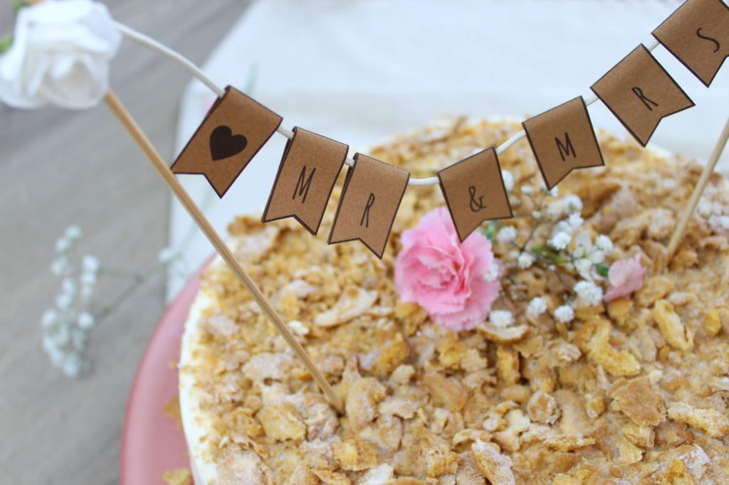DIY - 3 Cake Topper für die Hochzeitstorte ganz einfach selber machen + gratis Vorlage - mit Coppenrath & Wiese - Wimpelgirlande