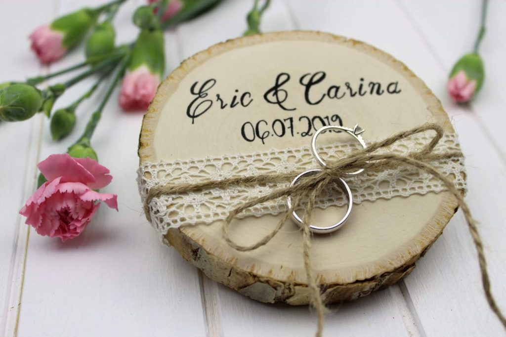 DIY - Rustikales Ringkissen auf einer Baumscheibe ganz einfach selber machen - perfekt für eure Hochzeit