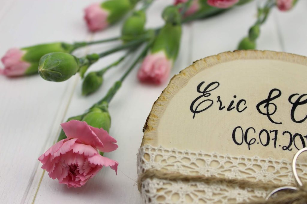 DIY - Rustikales Ringkissen auf einer Baumscheibe ganz einfach selber machen - perfekt für eure Hochzeit