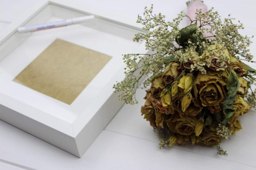 DIY - Brautstrauß im Bilderrahmen selber machen - perfekte Erinnerung nach der Hochzeit