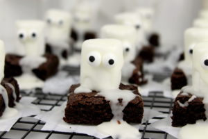 Rezept – Gruselige Halloween Geister-Brownies Backen | DIYCarinchen ...