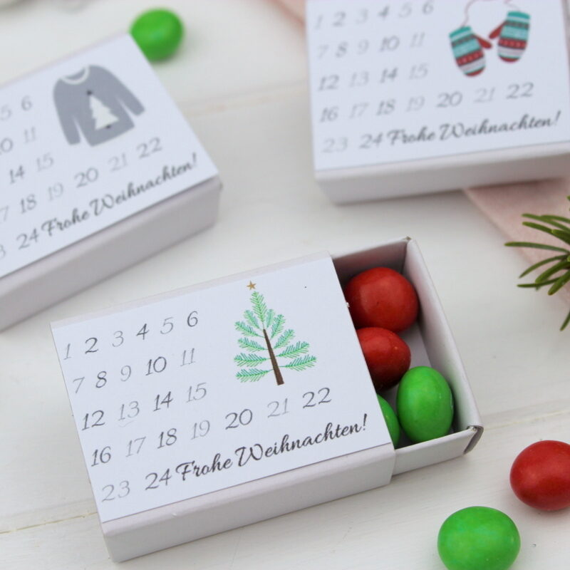 Adventskalender in einer Streichholzschachtel mit Süßigkeiten gefüllt