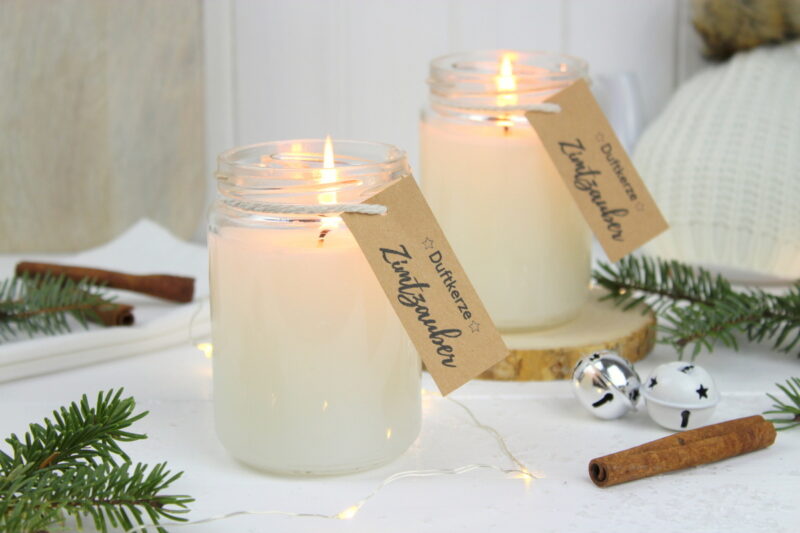 weihnachtliche Zimtkerze als Geschenk in einem Einmachglas