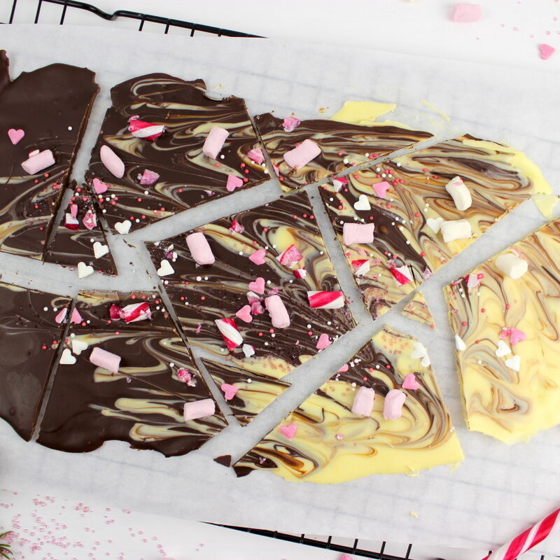 weihnachtliche Bruchschokolade mit weißer- und Zartbitterschokolade