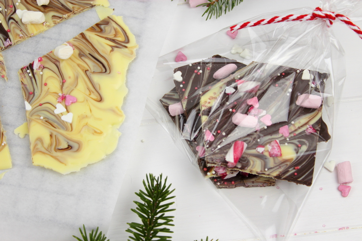 weihnachtliche Bruchschokolade mit weißer- und Zartbitterschokolade
