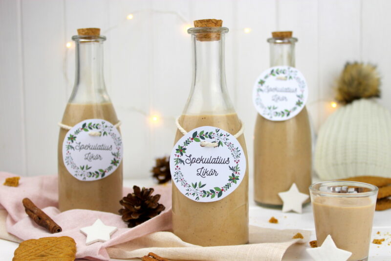 Spekulatiuslikoer in einer Flasche mit Keksen