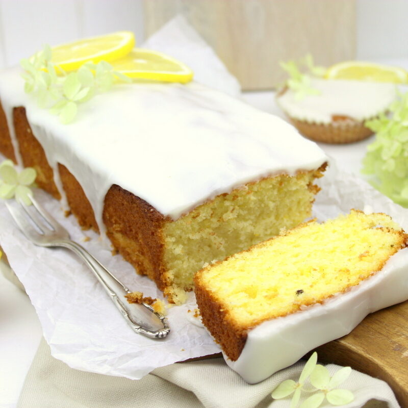 Saftiger Zitronenkuchen mit eine Guss aus Puderzucker und Zitrone