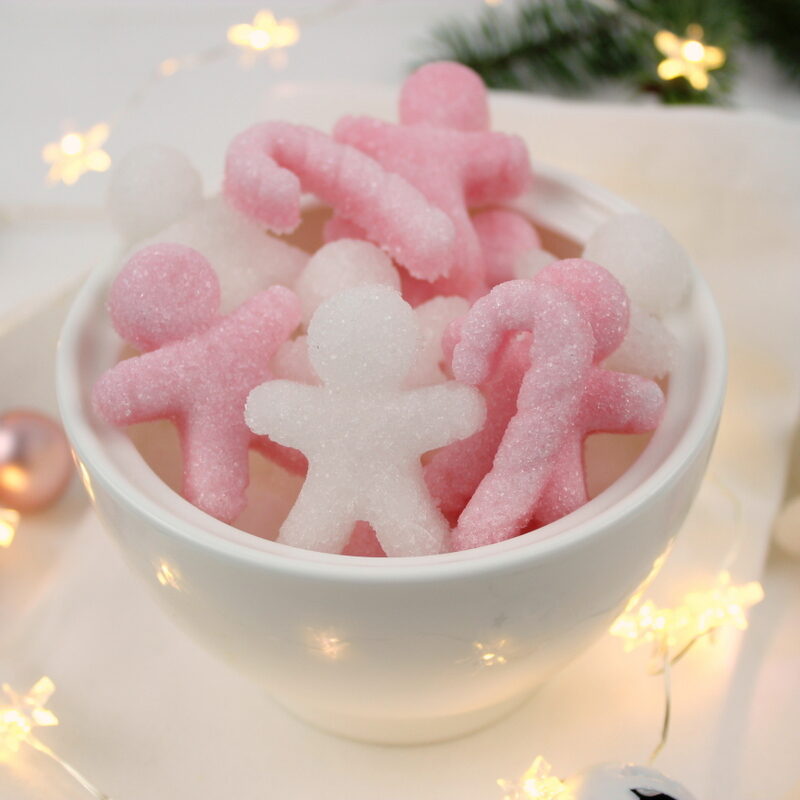 selbstgemachte Lebkuchenmänner aus Zucker in rosa und weiß