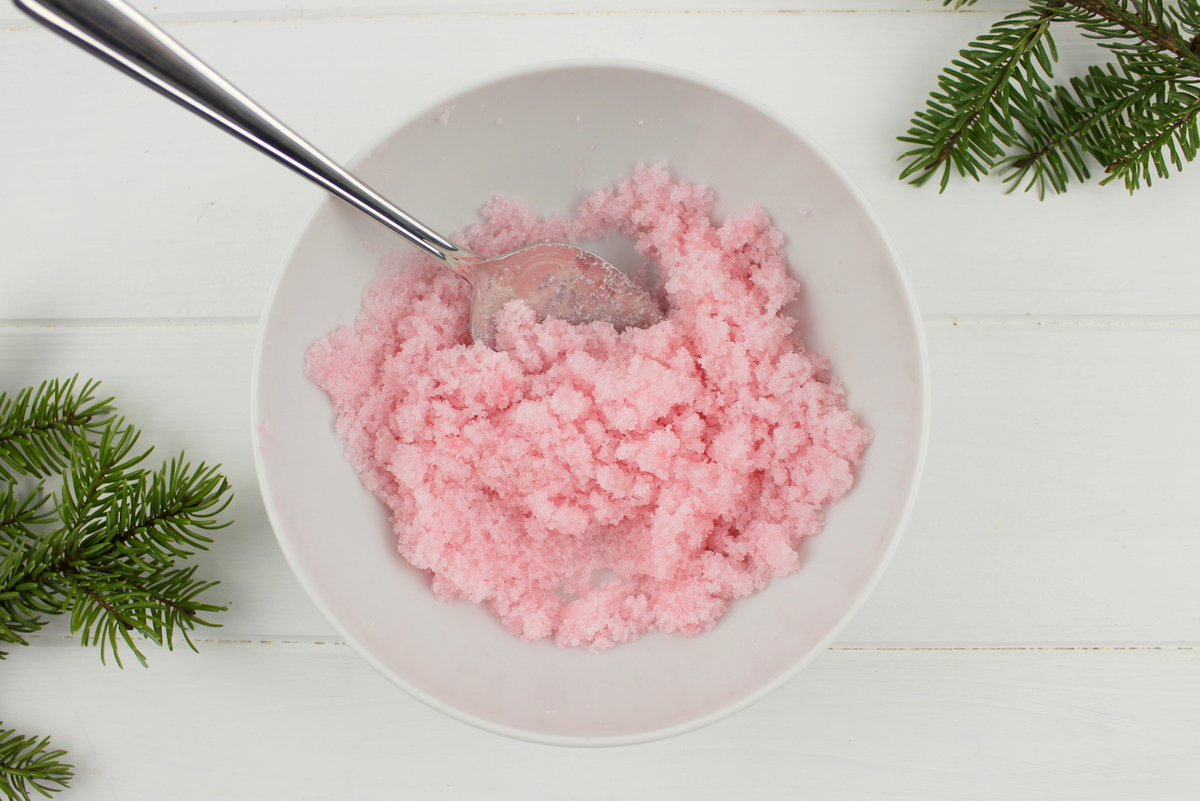 selbstgemachte Lebkuchenmänner aus Zucker in rosa und weiß