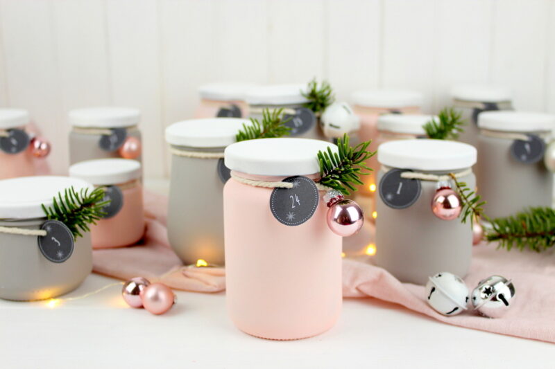 Upcycling Adventskalender aus alten angesprühten Gläsern mit Kreidefarbe in rosa und grau