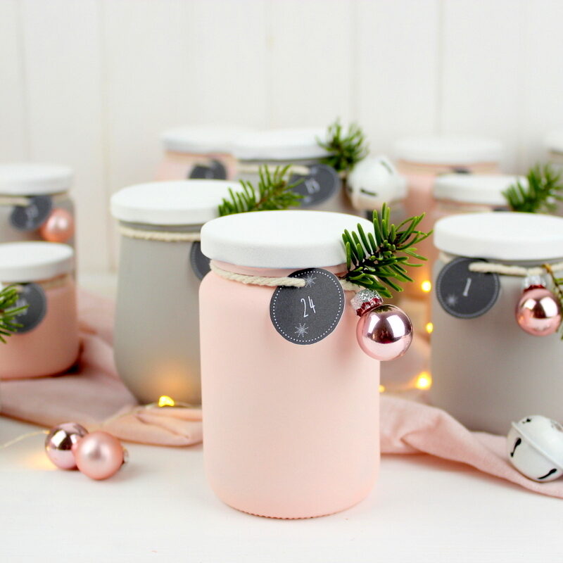 Upcycling Adventskalender aus alten angesprühten Gläsern mit Kreidefarbe in rosa und grau