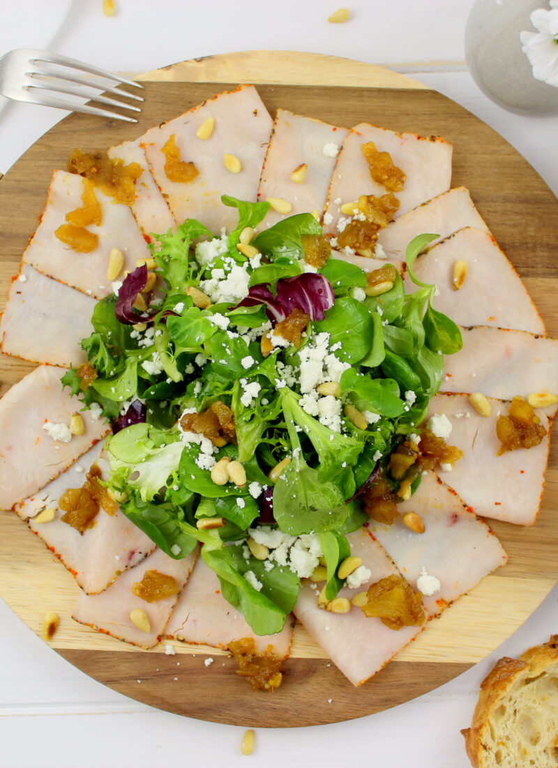 Puten Carpaccio mit Apfel-Zwiebel-Chutney und buntem Salat