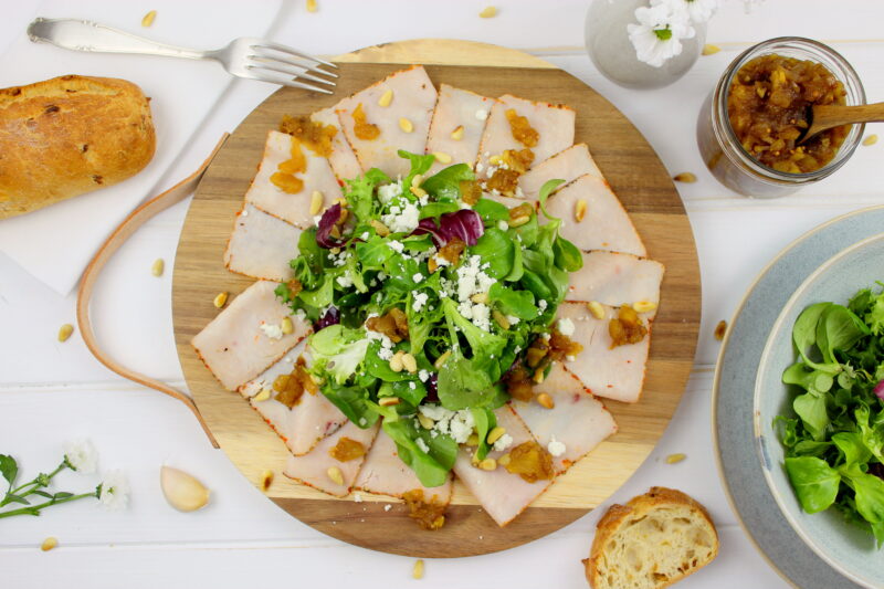 Puten Carpaccio mit Apfel-Zwiebel-Chutney und buntem Salat