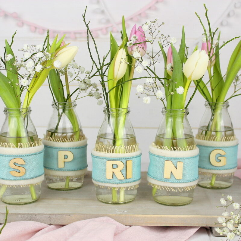 Upcycling Frühlingsdeko aus alten Flaschen mit Bändern
