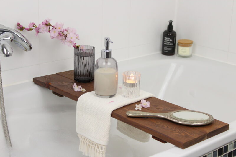 Selbstgemachte Badewannenablage aus Holz