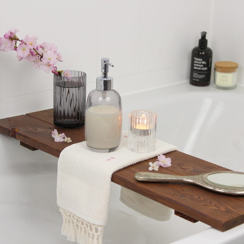 Selbstgemachte Badewannenablage aus Holz