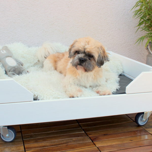 Selbstgebautes Hunde Outdoor-Bett aus Holz