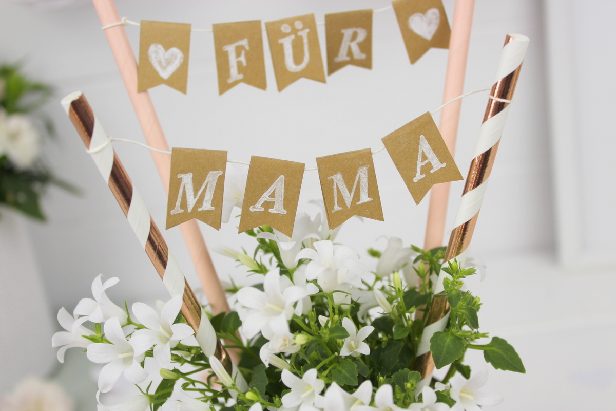 Selbstgemachtes Muttertagsgeschenk Dosen Upcycling mit Blumen und Wimpelgirlande