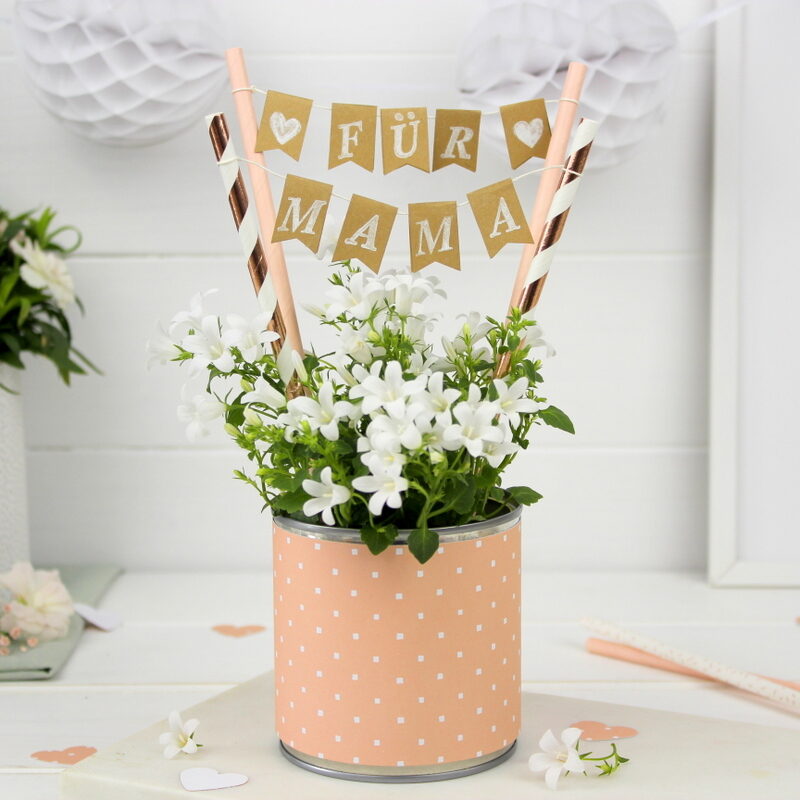 Selbstgemachtes Muttertagsgeschenk Dosen Upcycling mit Blumen und Wimpelgirlande