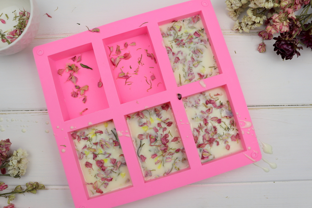 DIY selbstgemachte Seife mit getrockneten Blütenblättern
