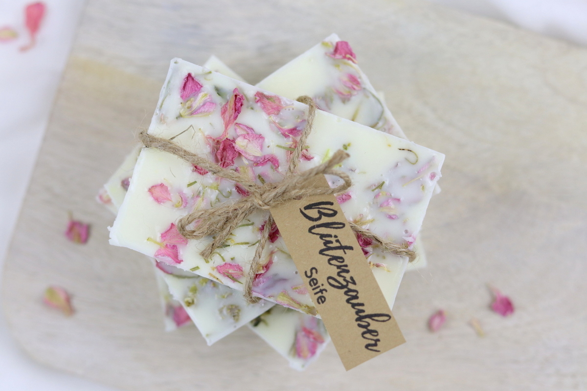 DIY selbstgemachte Seife mit getrockneten Blütenblättern