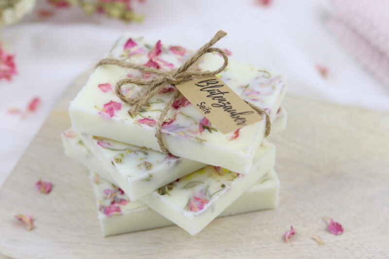DIY selbstgemachte Seife mit getrockneten Blütenblättern