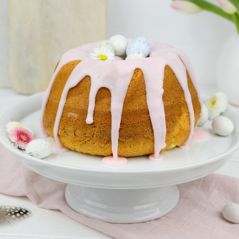 super leckeres Vanille-Gugelhupf Rezept mit rosa Zuckerguss und Ostereiern
