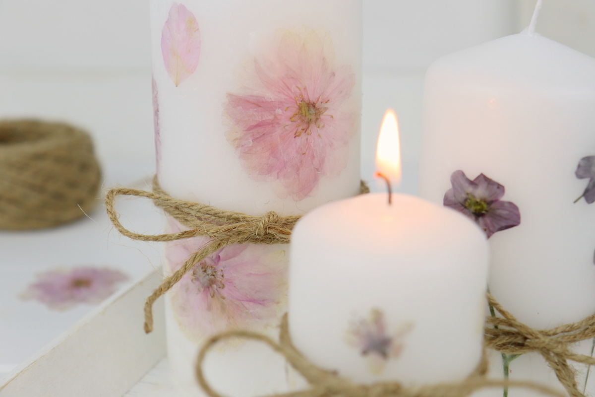 DIY Kerze mit getrockneten Blumen verziert