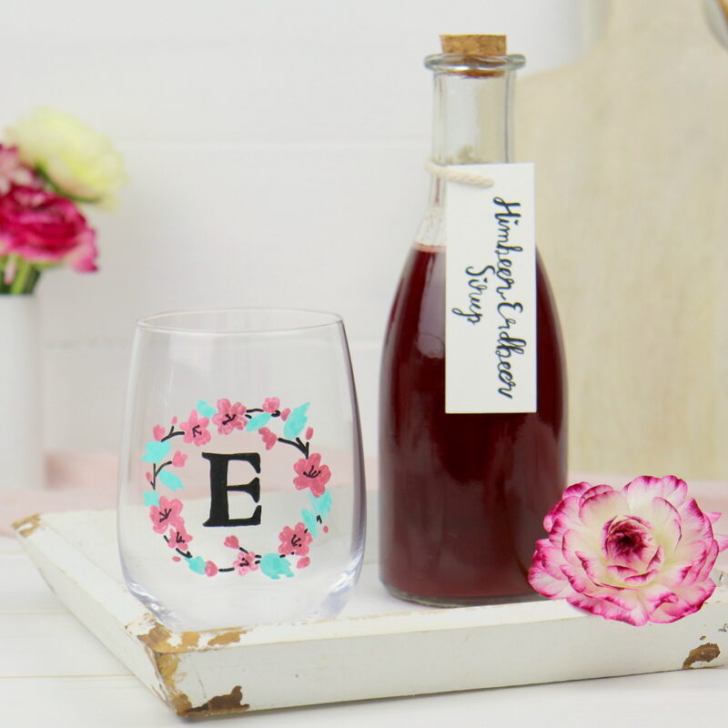 DIY bemalte Trinkgläser und selbstgemachtet Himbeer-Erdbeer-Sirup
