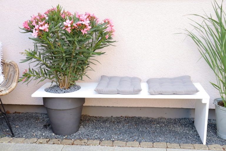 DIY Gartenbank mit integriertem Blumentopf selber bauen Anleitung