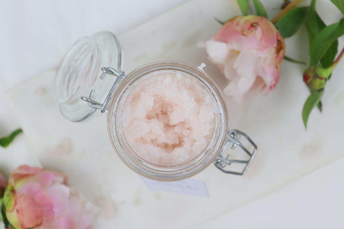 DIY - selbstgemachtes Sugar Scrub / Zuckerpeeling in Rose Coconut im Einmachglas