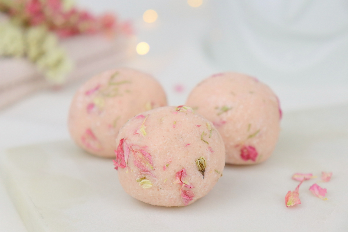 Selbstgemachte Badekugeln mit Blüten