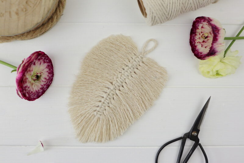DIY - selbstgemachte Makramee Feder aus Makramee Garn