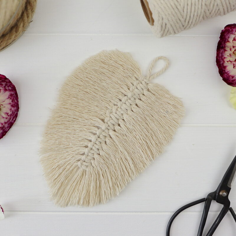 DIY - selbstgemachte Makramee Feder aus Makramee Garn