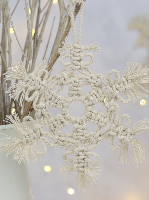 DIY - selbstgeknüpfte Makramee Schneeflocke