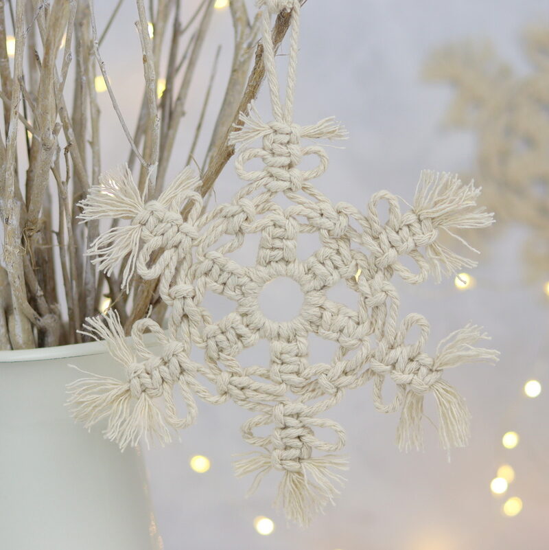 DIY - selbstgeknüpfte Makramee Schneeflocke