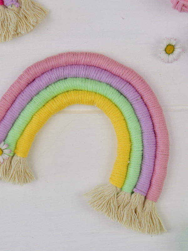 DIY - selbstgemachter, bunter Makramme Regenbogen / Fiber Rainbow