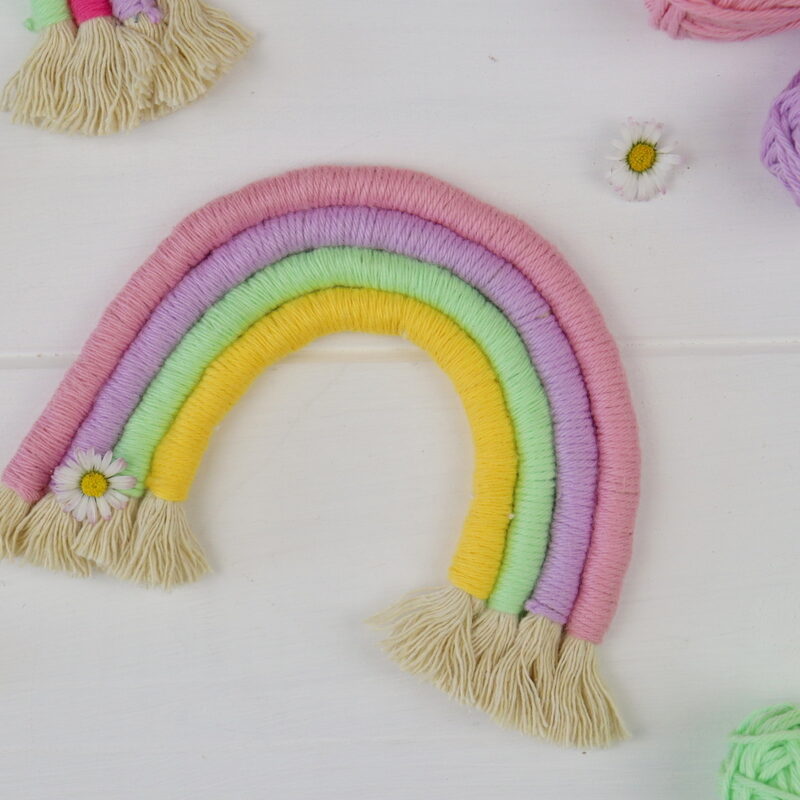 DIY - selbstgemachter, bunter Makramme Regenbogen / Fiber Rainbow