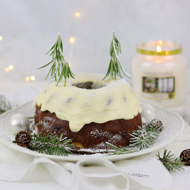 Rezept: Lebkuchen Gugelhupf mit einer Cheesecake-Kirsch-Füllung und Creme Topping