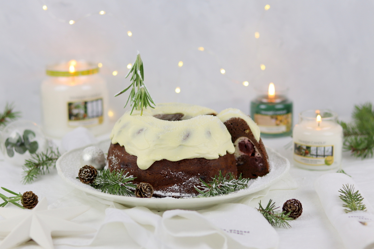 Rezept: Lebkuchen Gugelhupf mit einer Cheesecake-Kirsch-Füllung und Creme Topping