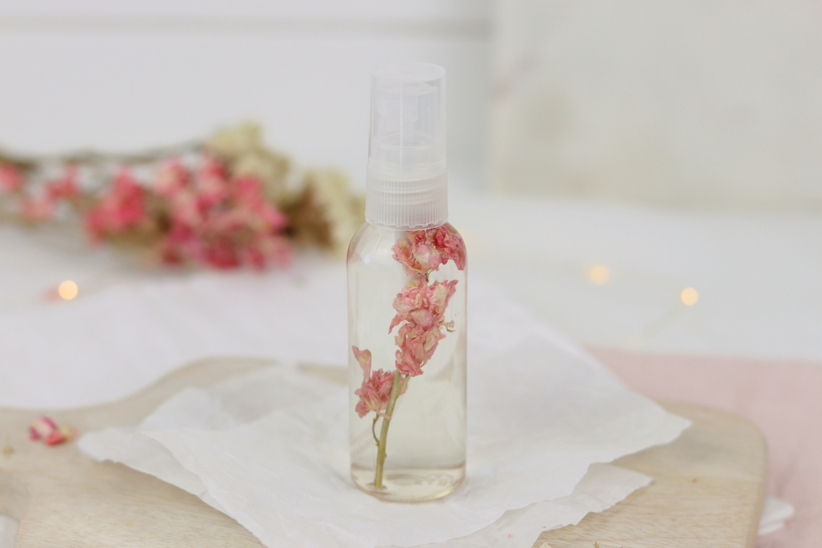 selbstgemachtes, blumiges Raumspray