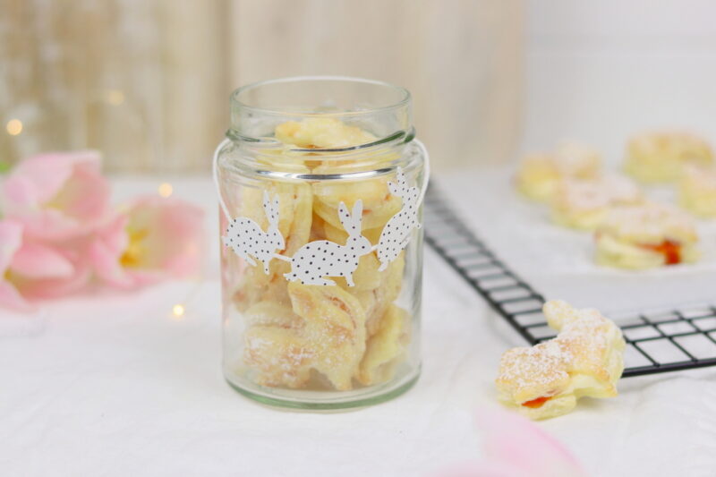 Rezept - leckere Osterhasen aus Blätterteig mit Buttercreme und Hagebutten-Konfitüre