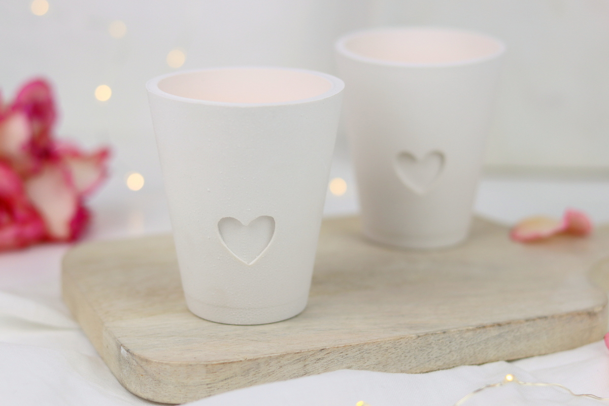 DIY - selbstgemachte Teelichter aus Raysin / Gießpulver mit kleinem Herz in der Mitte