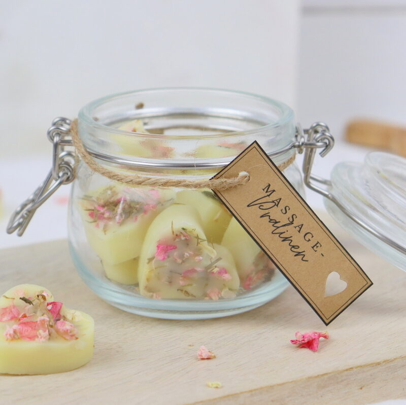 DIY - selbstgemachte Massagebar in Herzform mit Trockenblumen als Geschenkidee